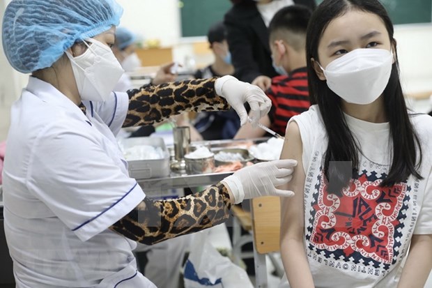 Nearly 1,000 Hanoi sixth graders vaccinated against COVID-19